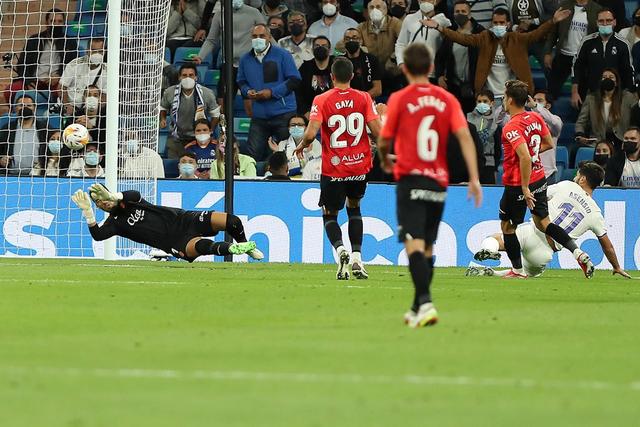 康宁汉姆20+10詹姆斯空砍三双 活塞险胜湖人